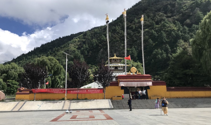 Monastery on the way to kerung
